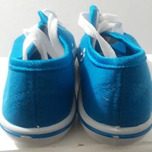 Kids tennis shoes